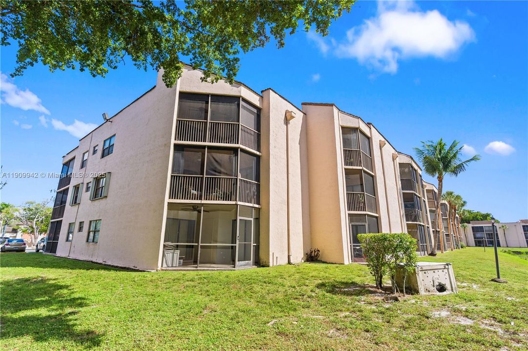 Active With Contract: $218,000 (2 beds, 2 baths, 820 Square Feet)