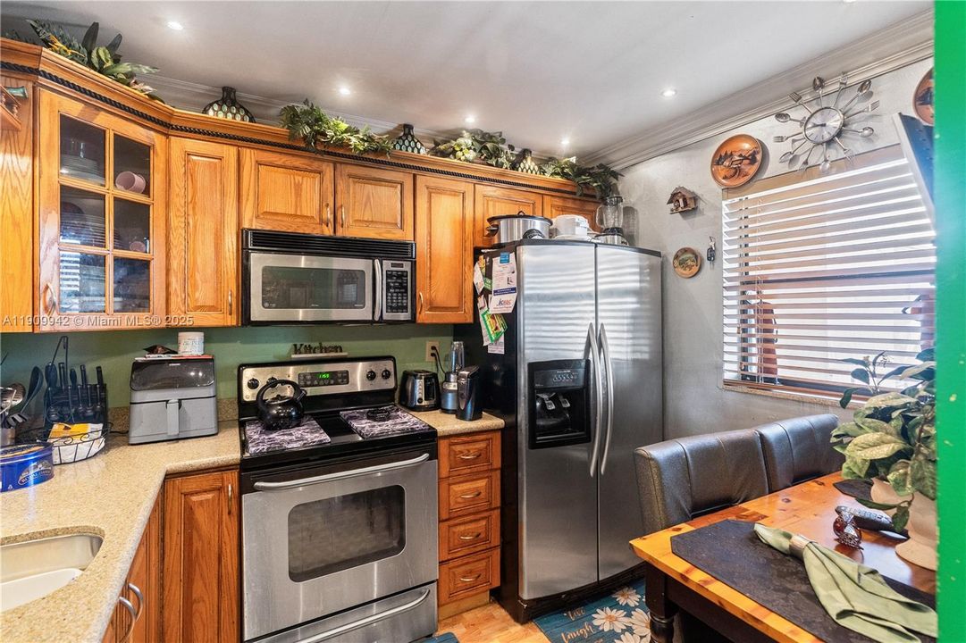 Active With Contract: $218,000 (2 beds, 2 baths, 820 Square Feet)