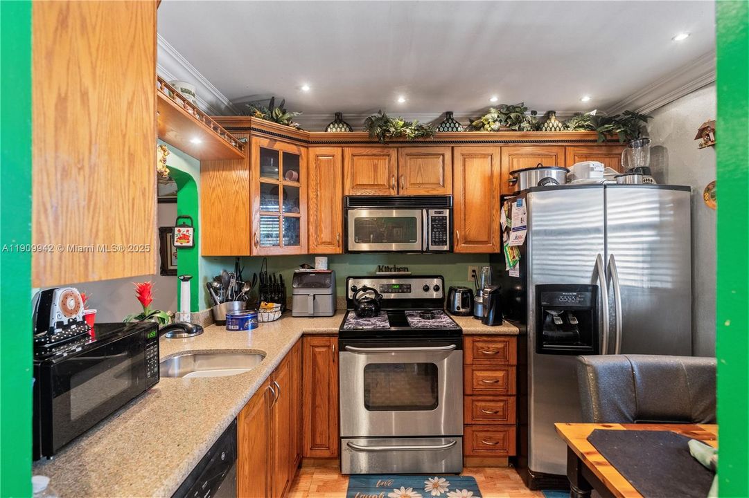 Active With Contract: $218,000 (2 beds, 2 baths, 820 Square Feet)