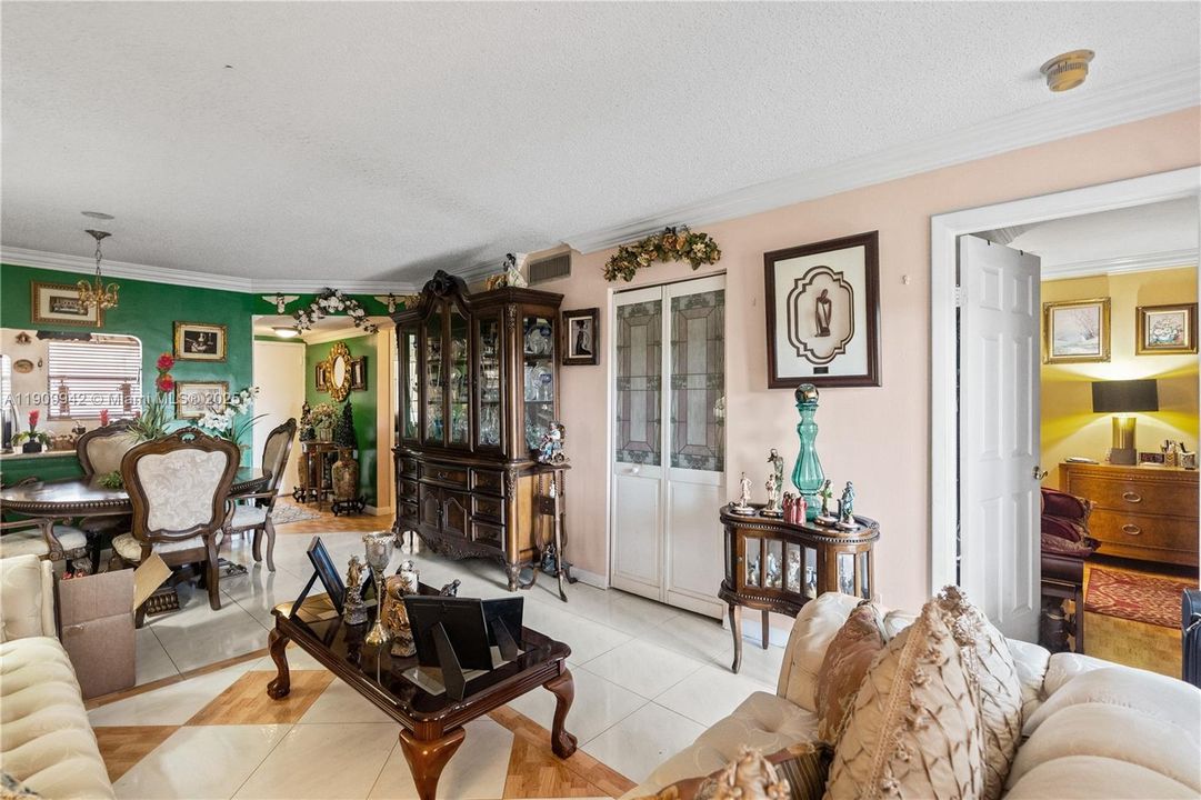 Active With Contract: $218,000 (2 beds, 2 baths, 820 Square Feet)