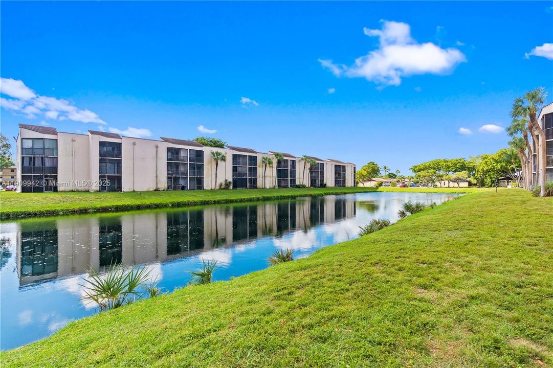 Active With Contract: $218,000 (2 beds, 2 baths, 820 Square Feet)