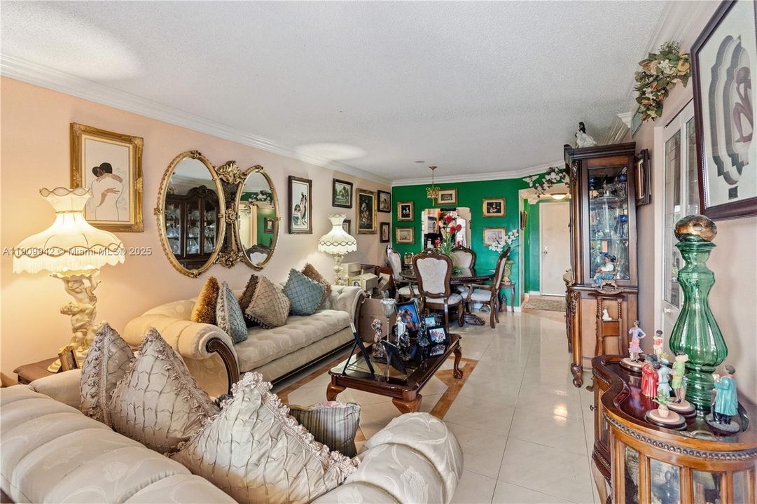 Active With Contract: $218,000 (2 beds, 2 baths, 820 Square Feet)