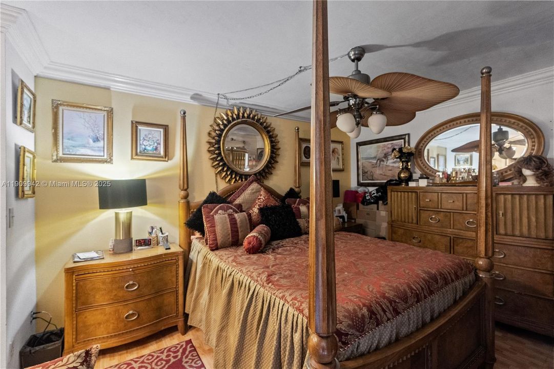 Active With Contract: $218,000 (2 beds, 2 baths, 820 Square Feet)