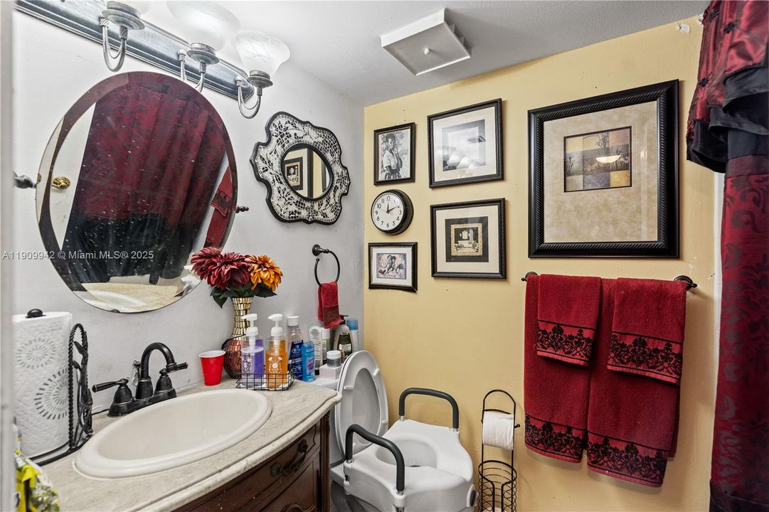 Active With Contract: $218,000 (2 beds, 2 baths, 820 Square Feet)