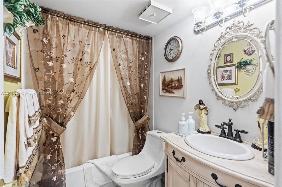 Active With Contract: $218,000 (2 beds, 2 baths, 820 Square Feet)