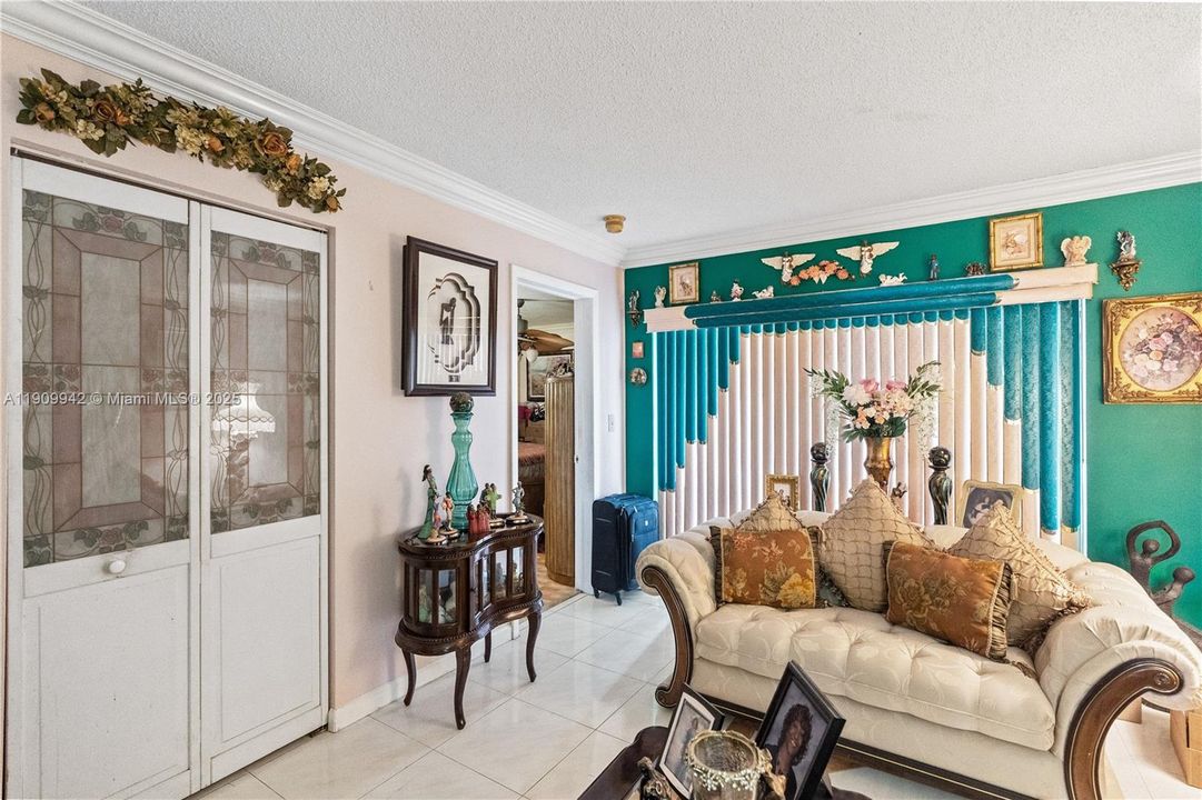 Active With Contract: $218,000 (2 beds, 2 baths, 820 Square Feet)