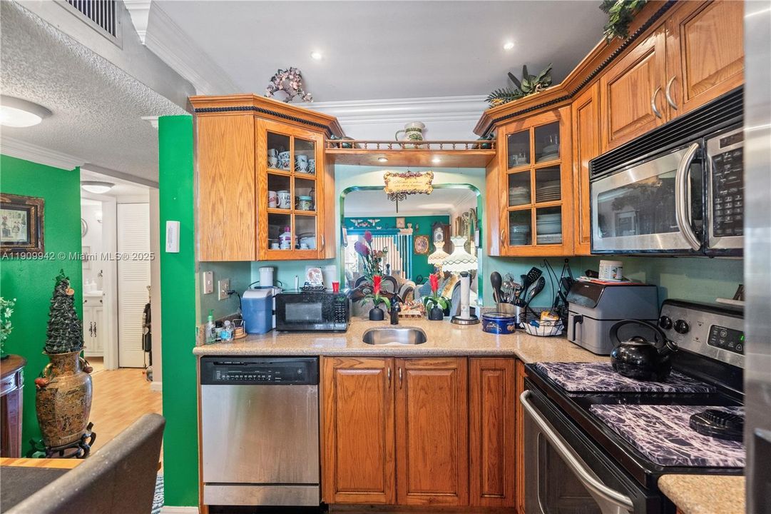 Active With Contract: $218,000 (2 beds, 2 baths, 820 Square Feet)