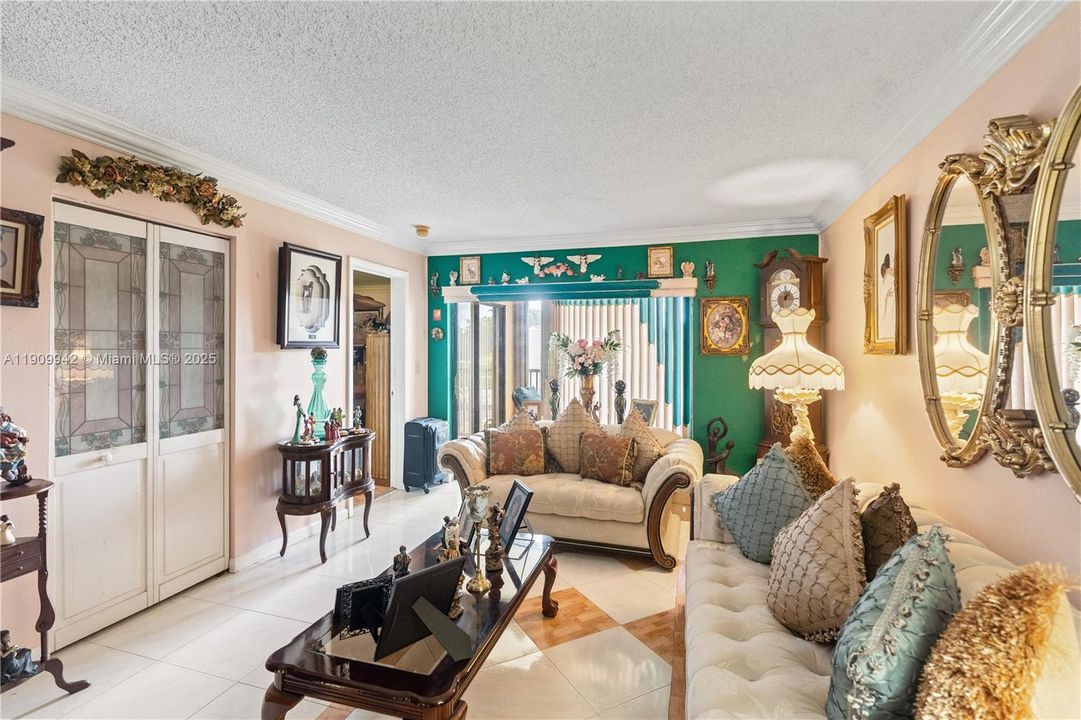 Active With Contract: $218,000 (2 beds, 2 baths, 820 Square Feet)