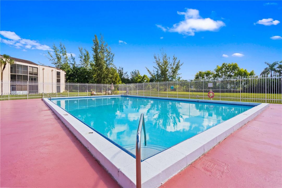 Active With Contract: $218,000 (2 beds, 2 baths, 820 Square Feet)