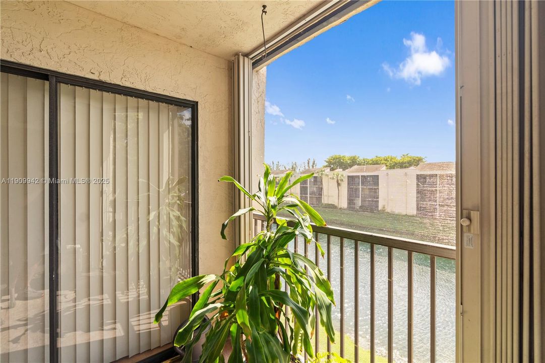 Active With Contract: $218,000 (2 beds, 2 baths, 820 Square Feet)