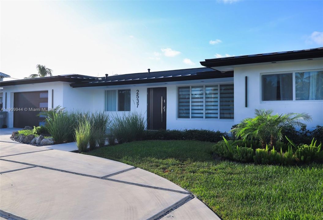 出租: $9,900 (4 贝兹, 4 浴室, 2350 平方英尺)