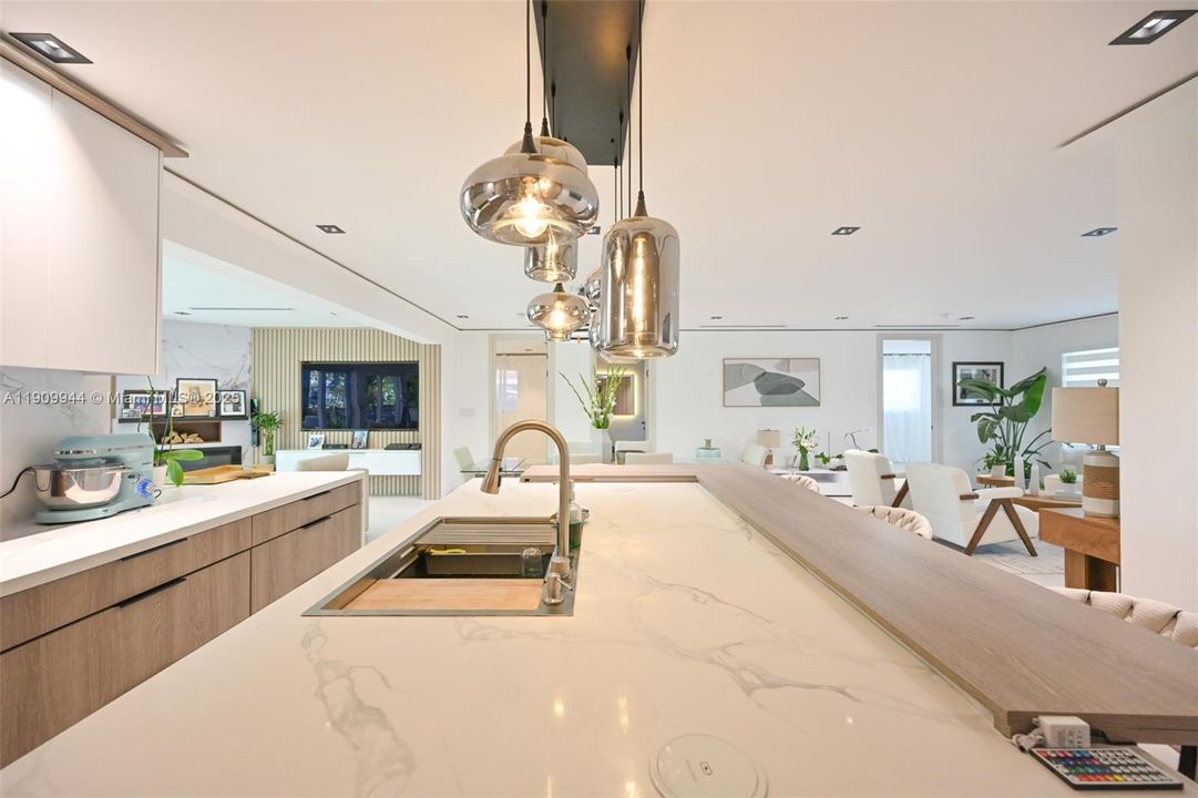 出租: $9,900 (4 贝兹, 4 浴室, 2350 平方英尺)