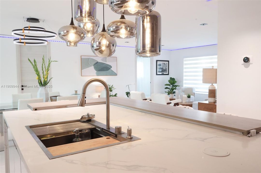 出租: $9,900 (4 贝兹, 4 浴室, 2350 平方英尺)