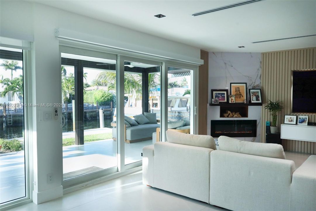 出租: $9,900 (4 贝兹, 4 浴室, 2350 平方英尺)