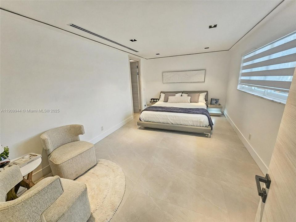 出租: $9,900 (4 贝兹, 4 浴室, 2350 平方英尺)