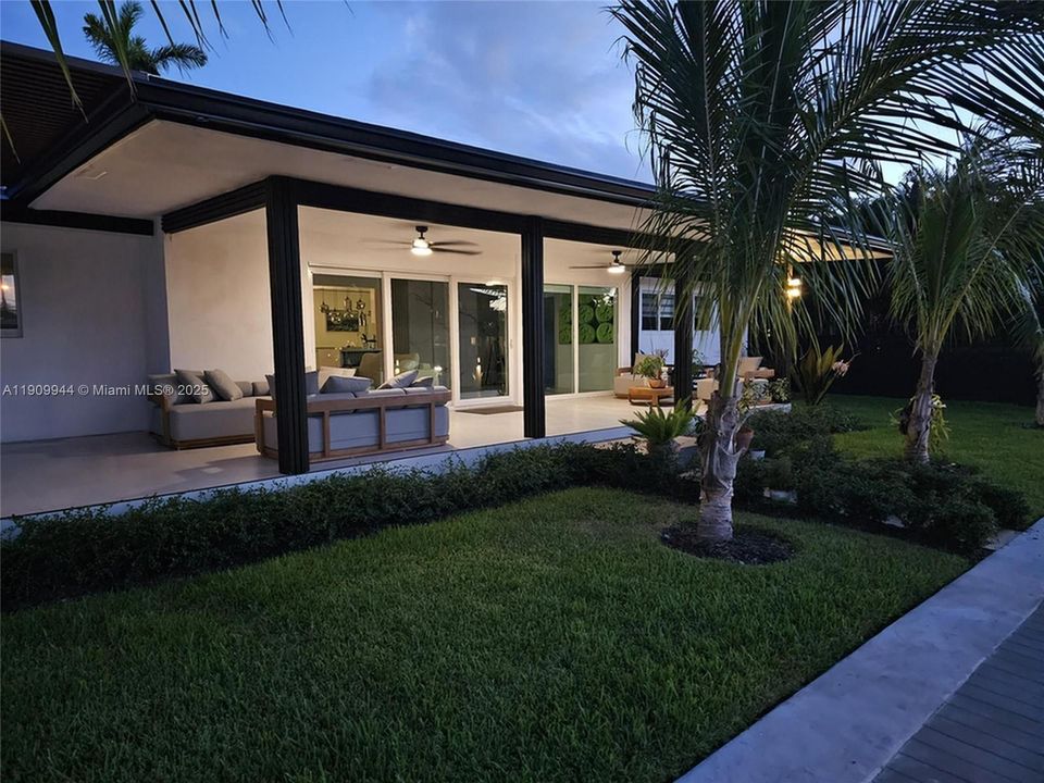 出租: $9,900 (4 贝兹, 4 浴室, 2350 平方英尺)