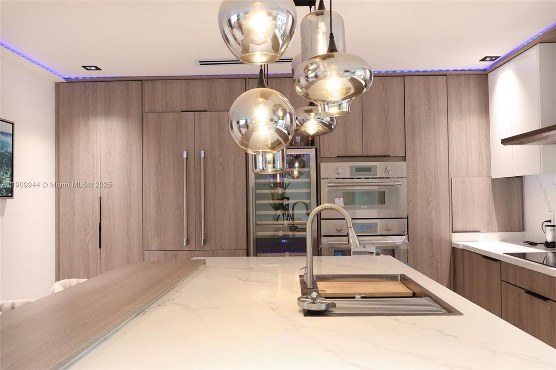 出租: $9,900 (4 贝兹, 4 浴室, 2350 平方英尺)