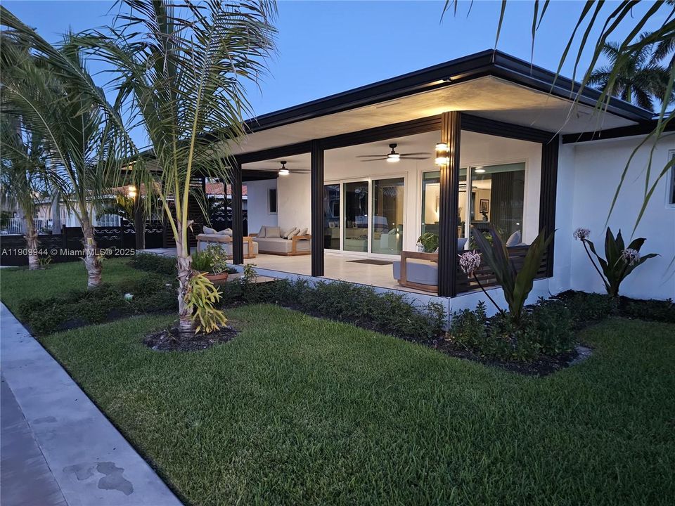 出租: $9,900 (4 贝兹, 4 浴室, 2350 平方英尺)