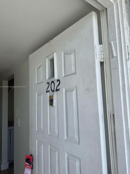 For Sale: $240,000 (2 beds, 2 baths, 912 Square Feet)