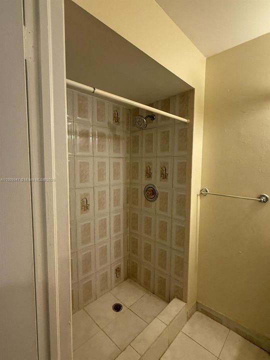 For Sale: $240,000 (2 beds, 2 baths, 912 Square Feet)