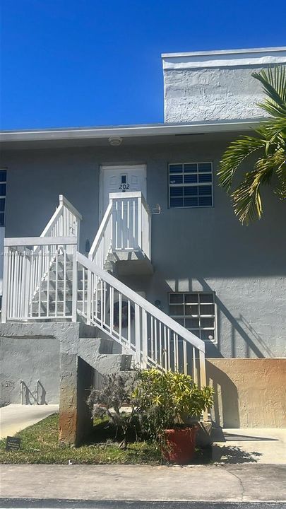 For Sale: $240,000 (2 beds, 2 baths, 912 Square Feet)