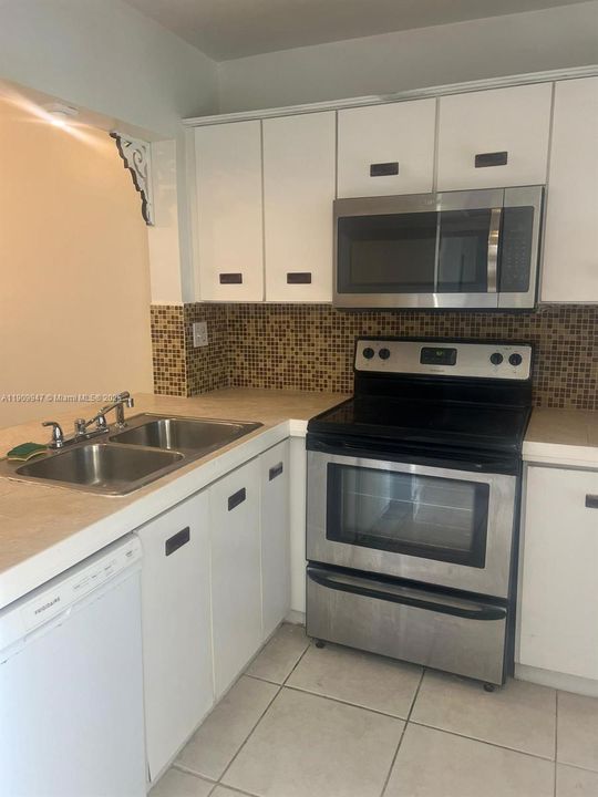 For Sale: $240,000 (2 beds, 2 baths, 912 Square Feet)