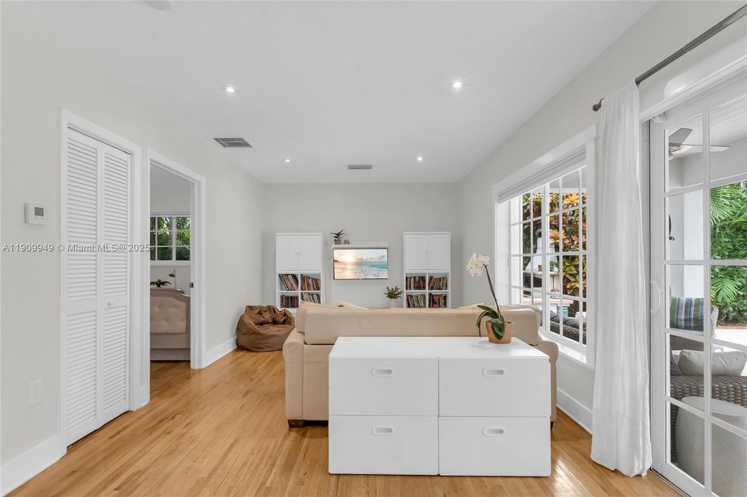 На продажу: $1,925,000 (3 спален, 3 ванн, 1990 Квадратных фут)