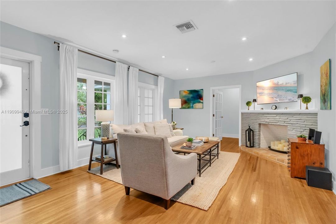 На продажу: $1,925,000 (3 спален, 3 ванн, 1990 Квадратных фут)