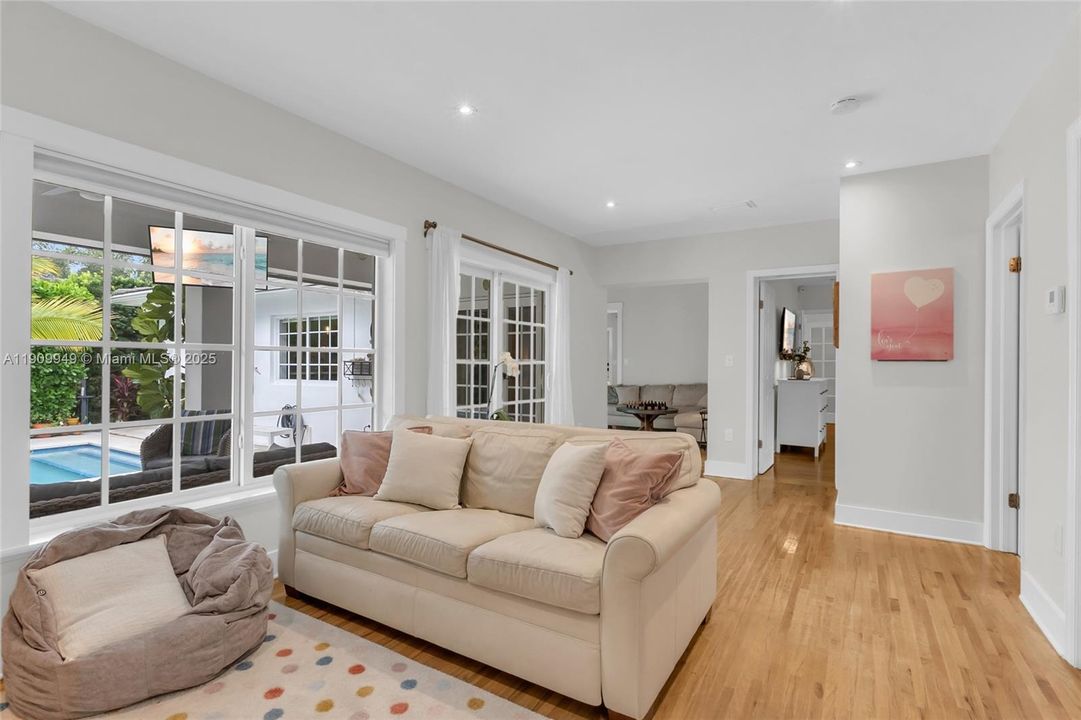 На продажу: $1,925,000 (3 спален, 3 ванн, 1990 Квадратных фут)