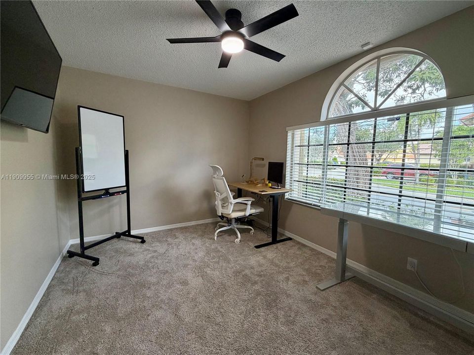 На продажу: $600,000 (3 спален, 2 ванн, 1436 Квадратных фут)