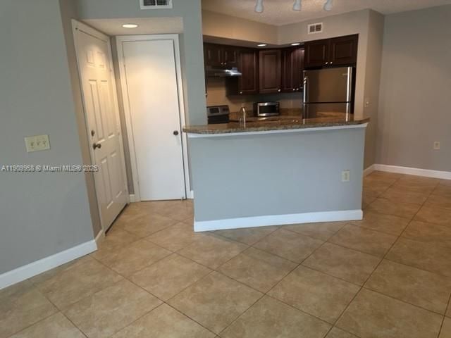 For Rent: $1,800 (1 beds, 1 baths, 743 Square Feet)