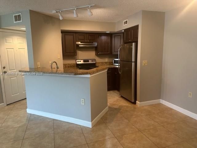 For Rent: $1,800 (1 beds, 1 baths, 743 Square Feet)