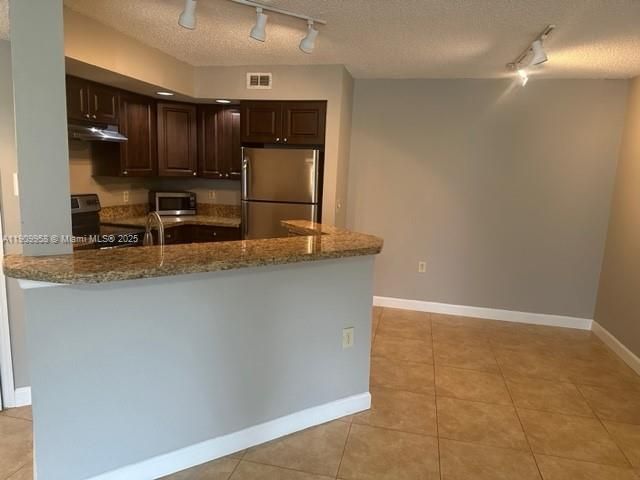 For Rent: $1,800 (1 beds, 1 baths, 743 Square Feet)