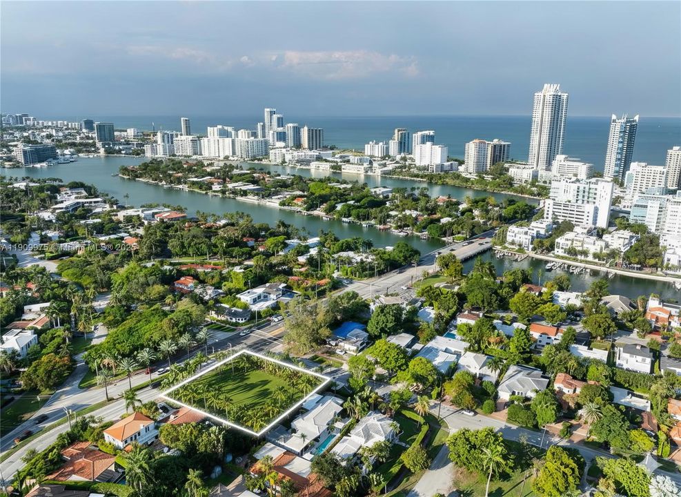 待售: $3,926,000 (0.41 acres)