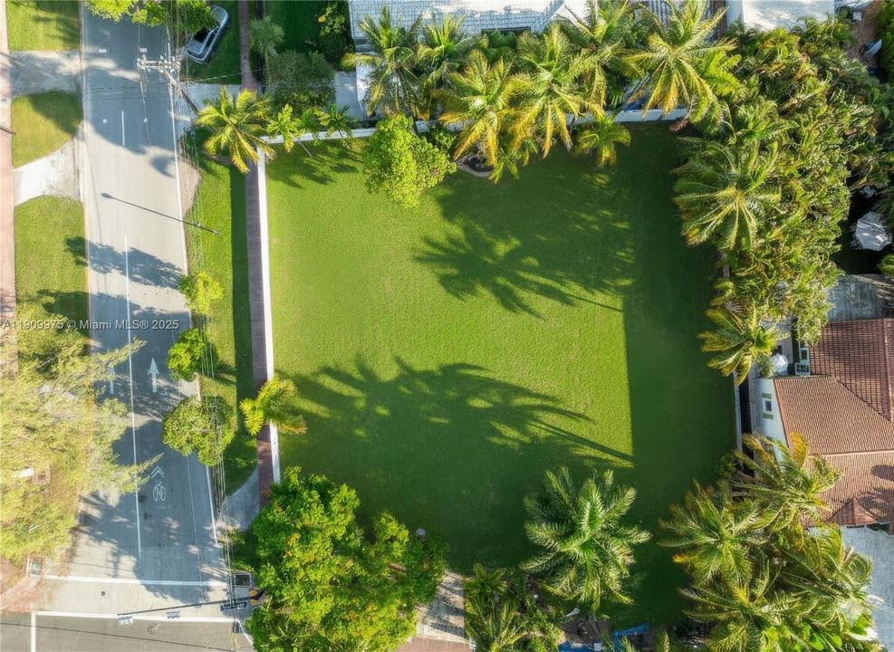 待售: $3,926,000 (0.41 acres)