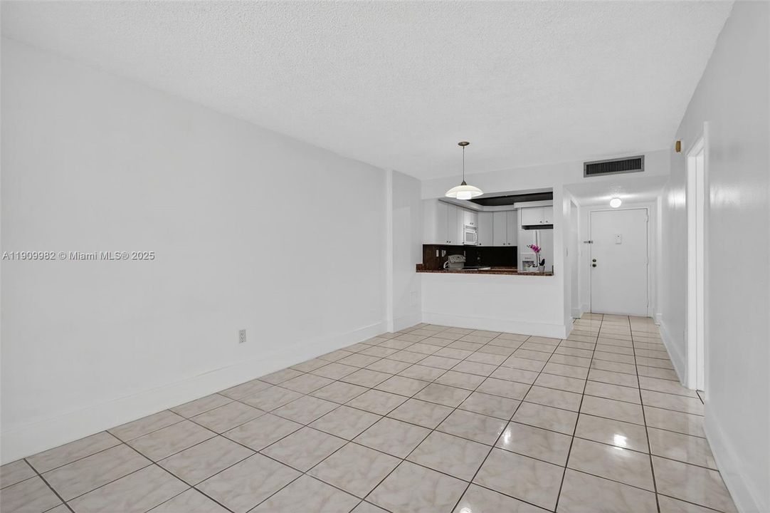 For Sale: $164,700 (1 beds, 1 baths, 658 Square Feet)