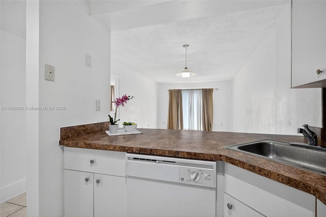 For Sale: $164,700 (1 beds, 1 baths, 658 Square Feet)