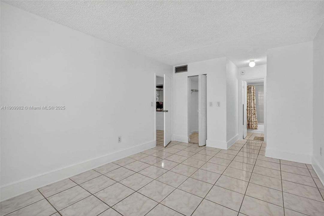 For Sale: $164,700 (1 beds, 1 baths, 658 Square Feet)