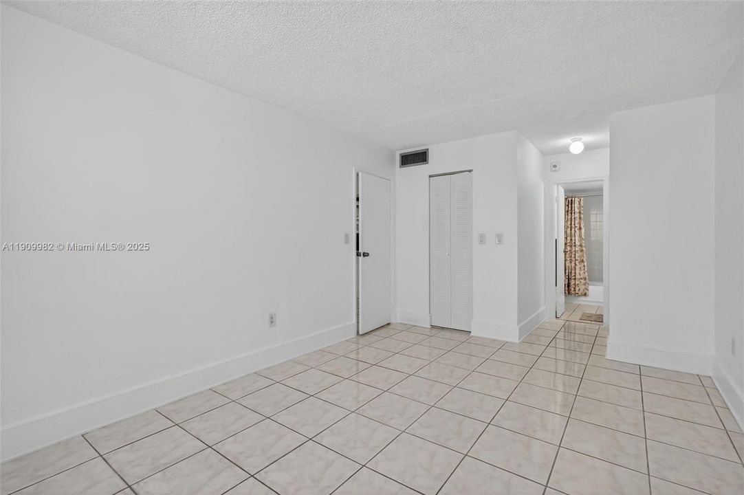 For Sale: $164,700 (1 beds, 1 baths, 658 Square Feet)