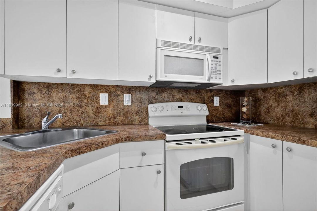 For Sale: $164,700 (1 beds, 1 baths, 658 Square Feet)