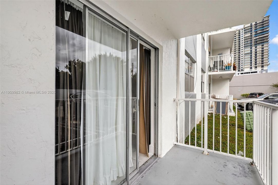 For Sale: $164,700 (1 beds, 1 baths, 658 Square Feet)