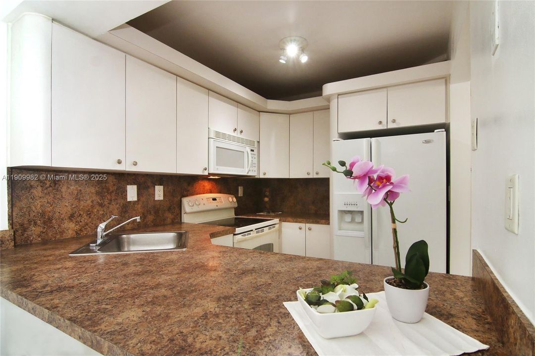 For Sale: $164,700 (1 beds, 1 baths, 658 Square Feet)