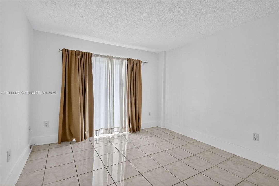 For Sale: $164,700 (1 beds, 1 baths, 658 Square Feet)