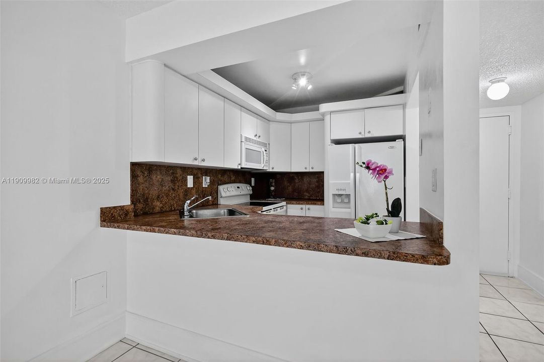 For Sale: $164,700 (1 beds, 1 baths, 658 Square Feet)