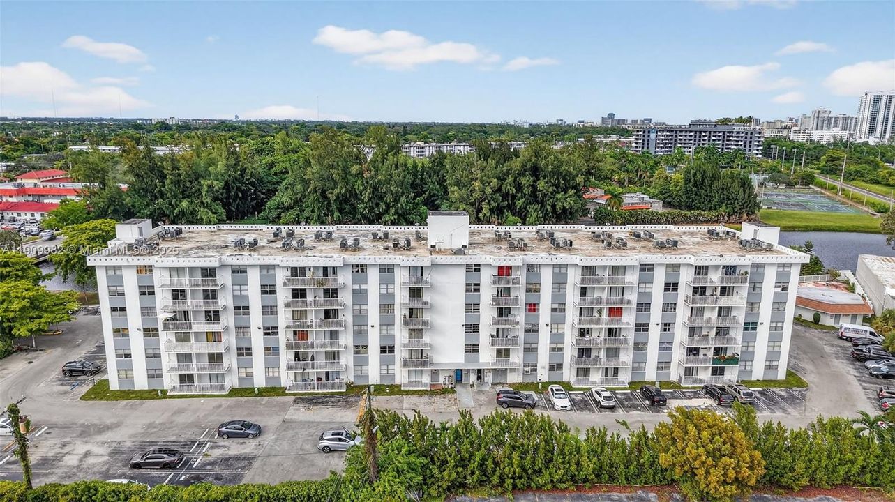 For Sale: $164,700 (1 beds, 1 baths, 658 Square Feet)