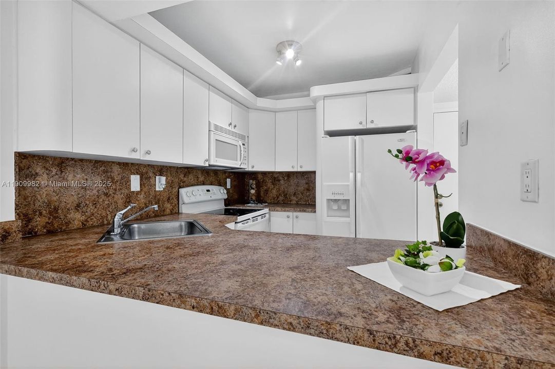 For Sale: $164,700 (1 beds, 1 baths, 658 Square Feet)