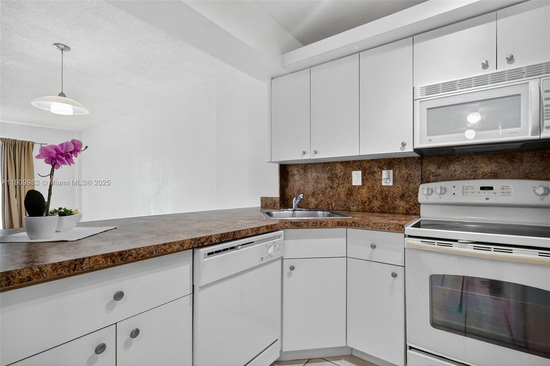 For Sale: $164,700 (1 beds, 1 baths, 658 Square Feet)