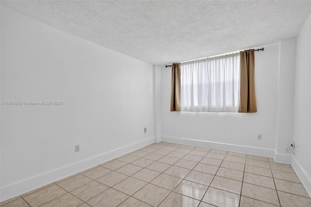 For Sale: $164,700 (1 beds, 1 baths, 658 Square Feet)