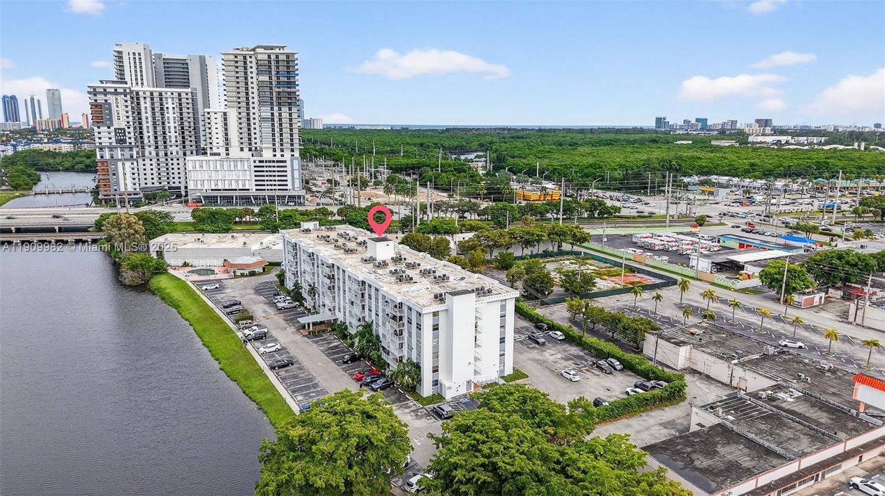 For Sale: $164,700 (1 beds, 1 baths, 658 Square Feet)