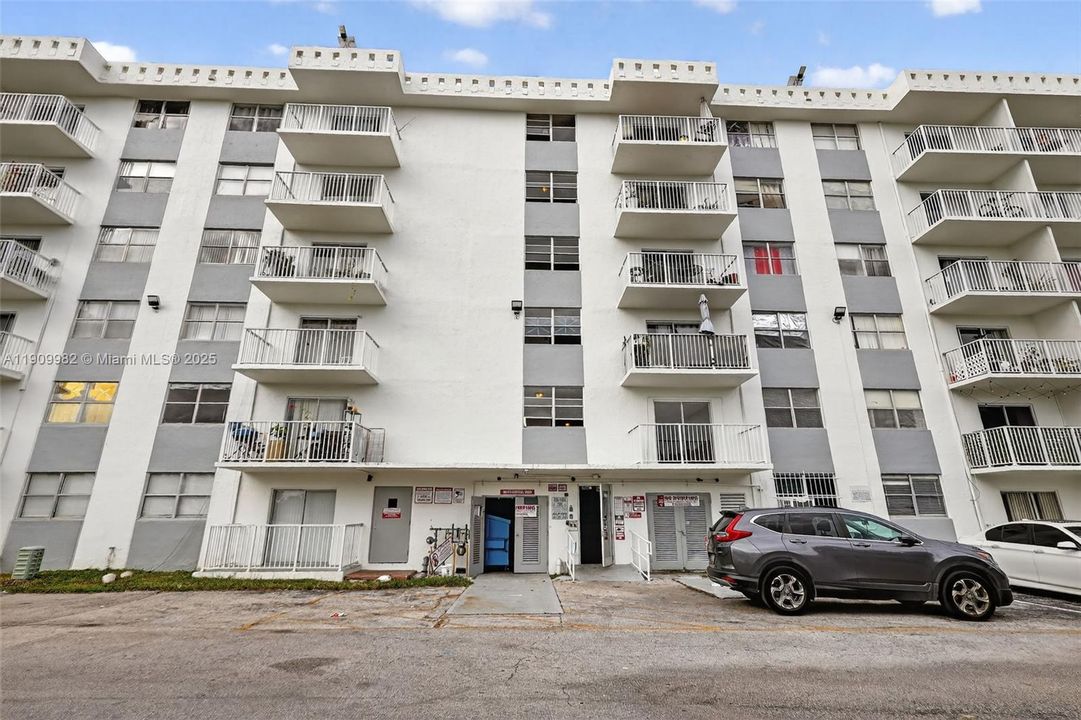 For Sale: $164,700 (1 beds, 1 baths, 658 Square Feet)